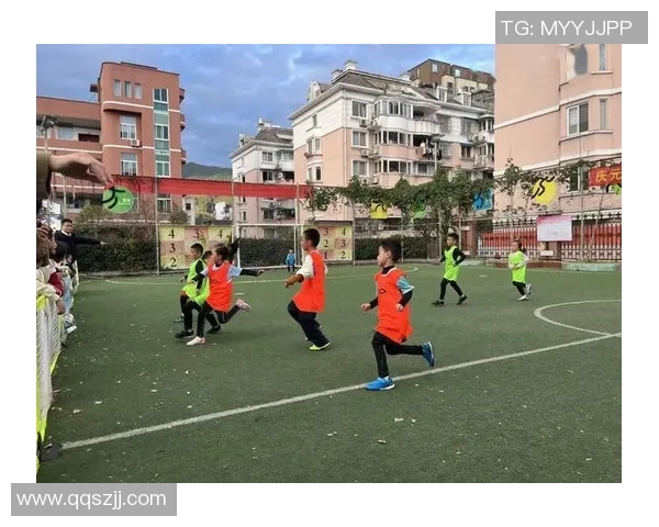 小孩们在足球比赛中展现团队精神与竞技热情的精彩瞬间